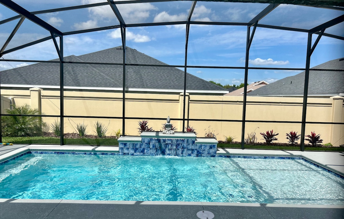 佛罗里达州村庄的私人游泳池，休息和放松