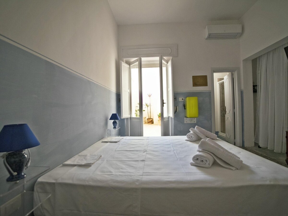 Twin room-Comfort-Ensuite with Shower-Courtyard view-Camera TRAMONTANA