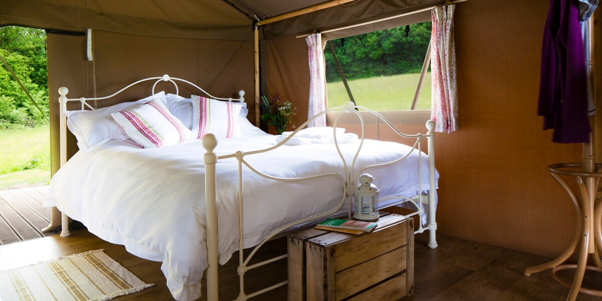 Lapwing-Beautiful safari tent in a tranquil meadow