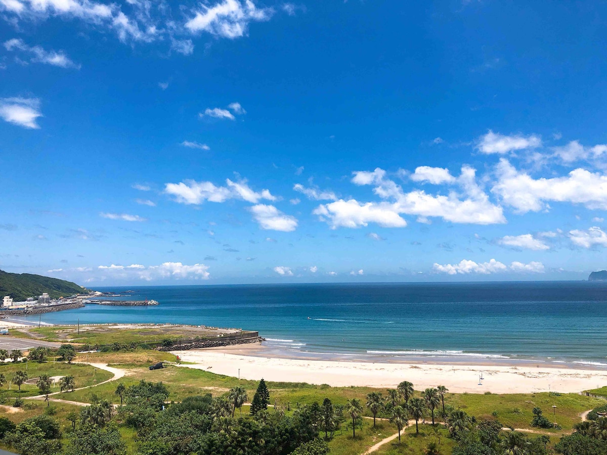 翡翠灣沙灘無敵海景屋於八樓福華飯店同棟四人2臥房 客廳 雙景觀陽台 廚房 餐廳走去沙灘只要5分鐘 万里区民宿