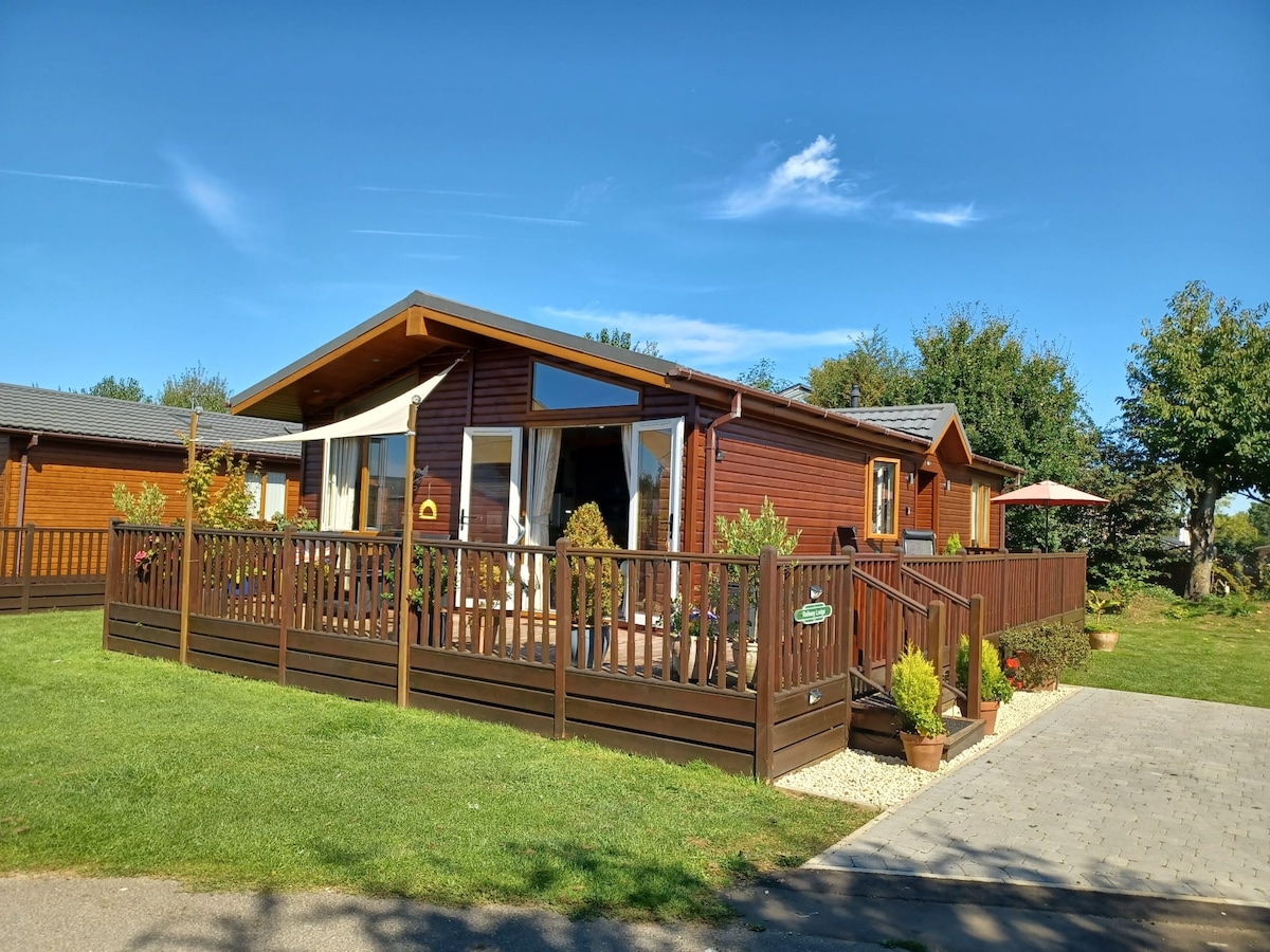 Detached country cottage-style timber lodge