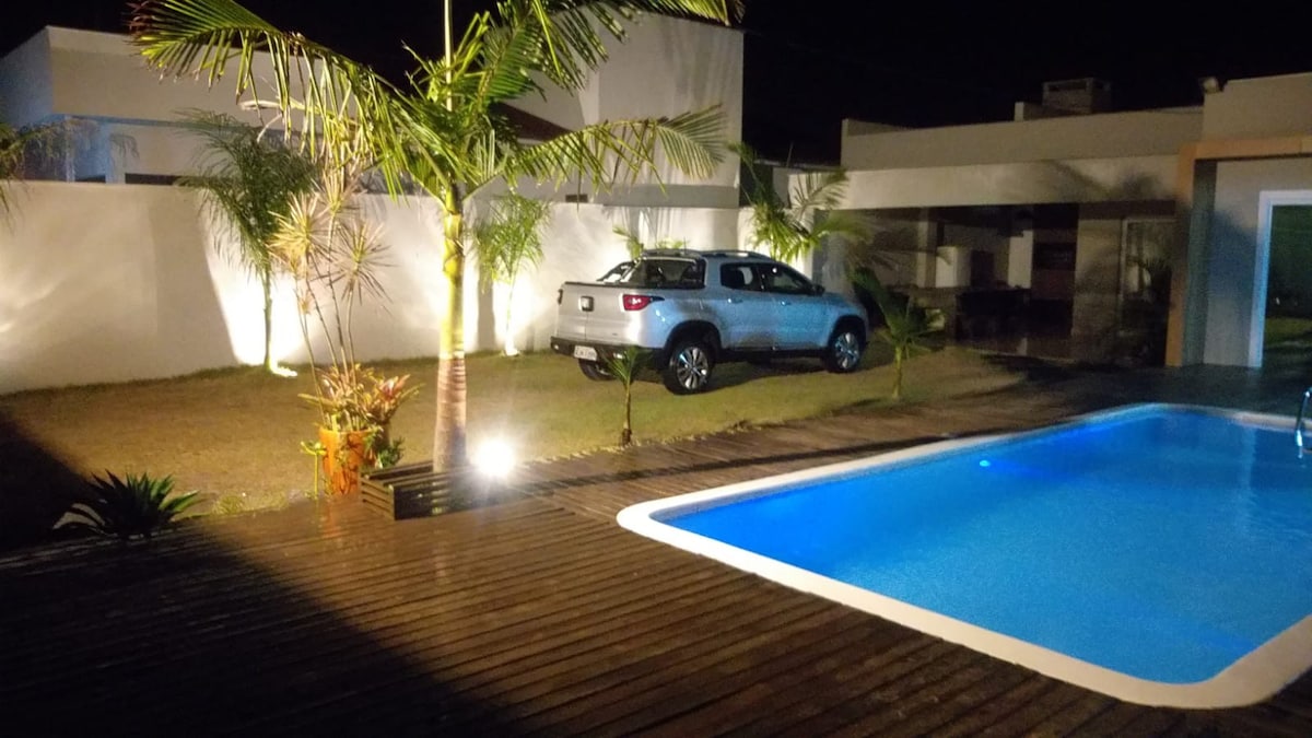 Casa 90m da praia com piscina e mesa sinuca