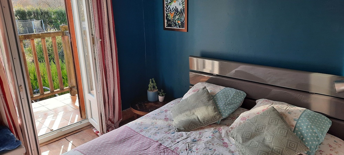 可爱的房间，带阳台景观，室内有比利牛斯山脉