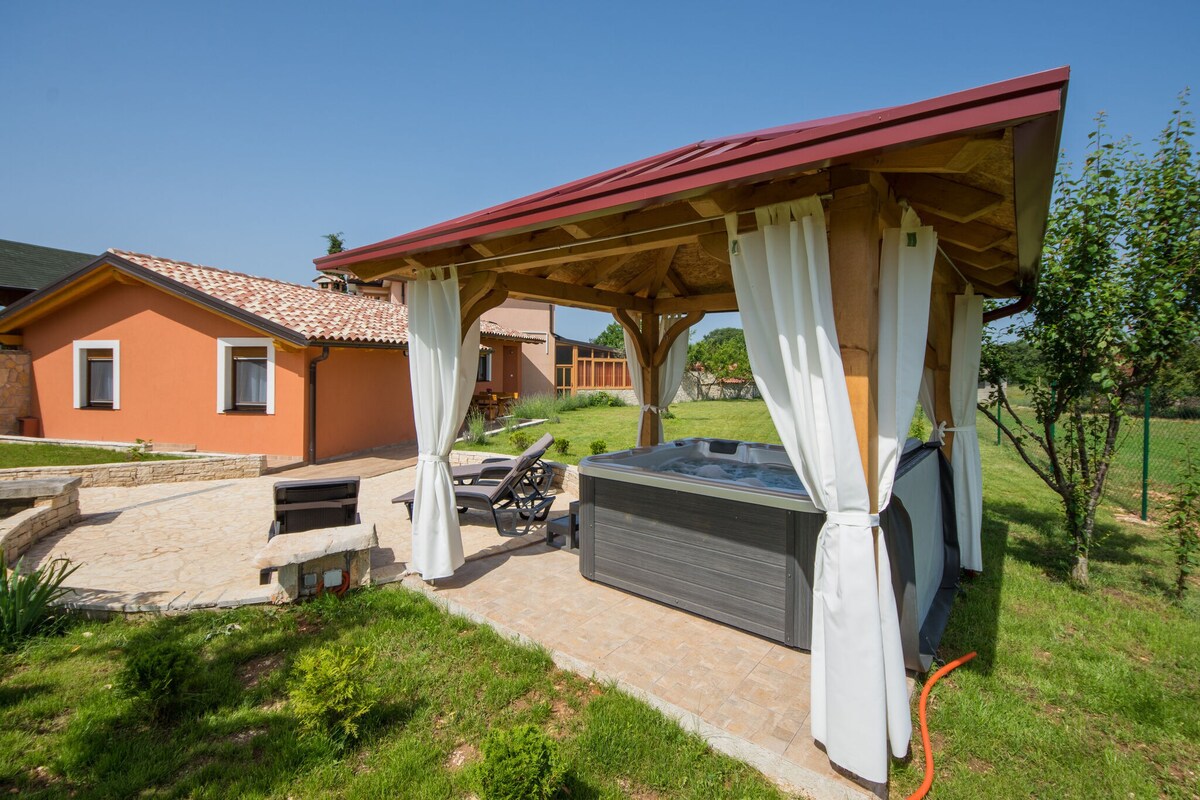 Attractive Holiday Home with Pool, bubble bath, Patio, Courtyard