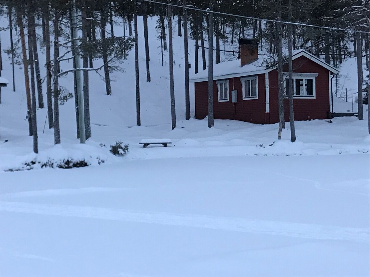 位于poikkijärvi湖边的舒适小屋