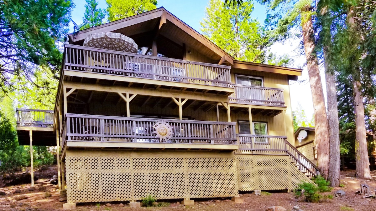 阿尔马诺湖（ Lake Almanor CC ）的家庭/团体度假屋。