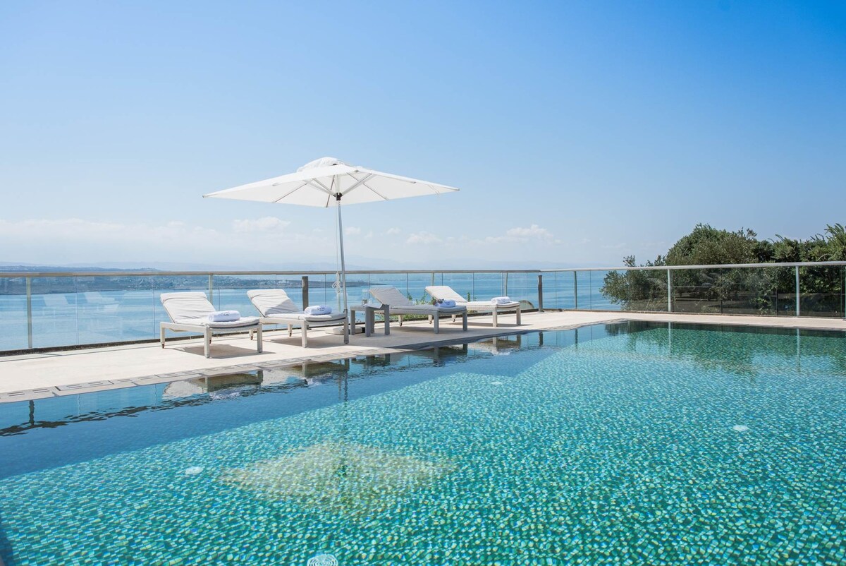 Luxurious Athena Seafront Villas, large pool a...