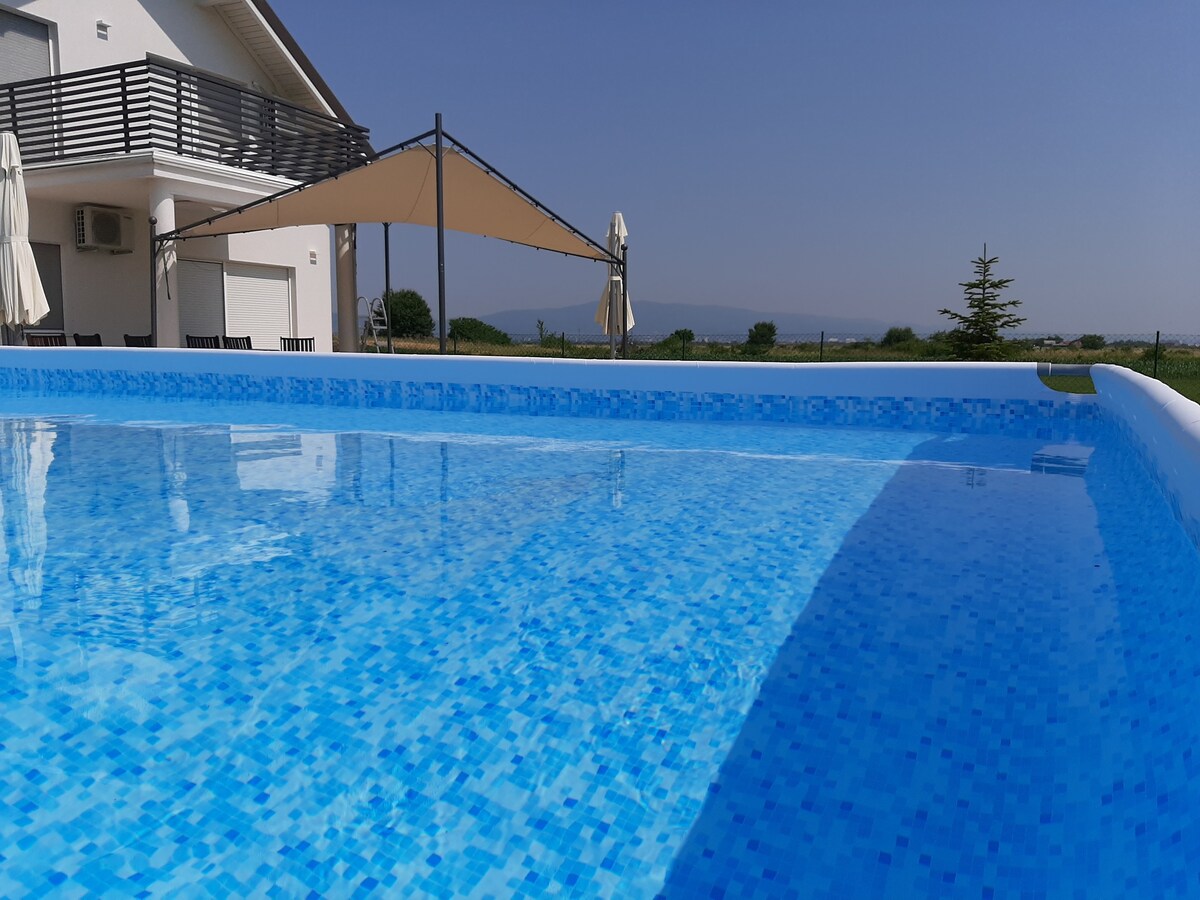 Villa Nika Brezovica，萨格勒布带游泳池的房子
