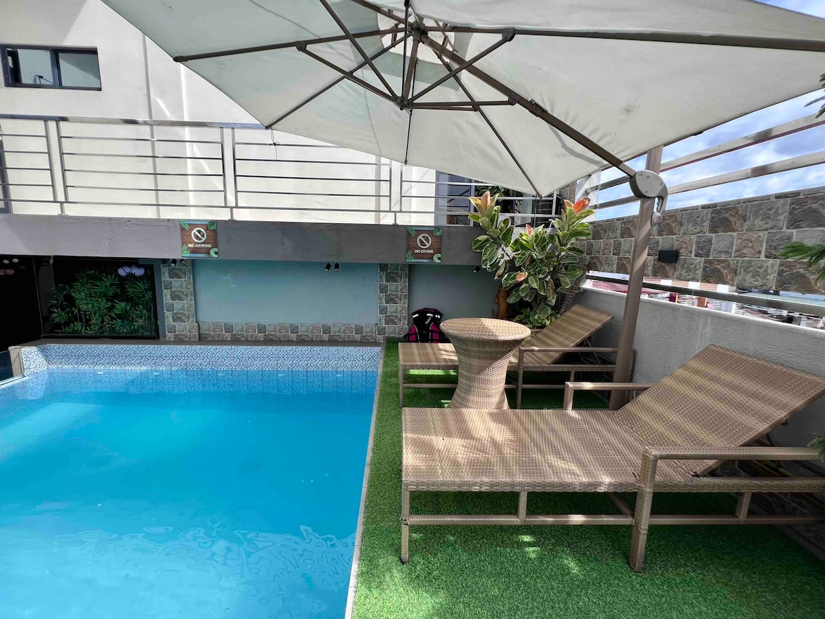 俯瞰马尼拉城市景观的现代泳池别墅