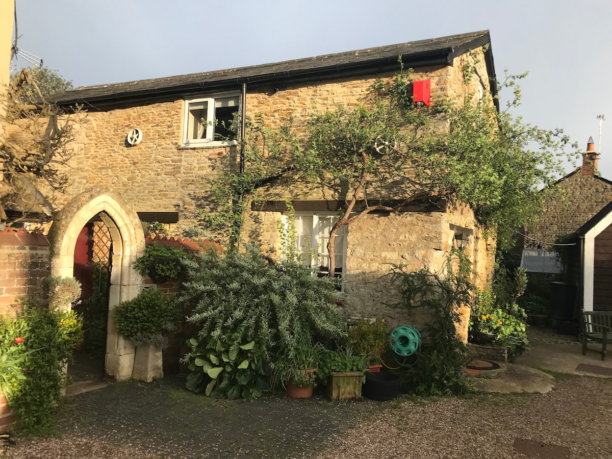 迷人的双卧室特色小屋