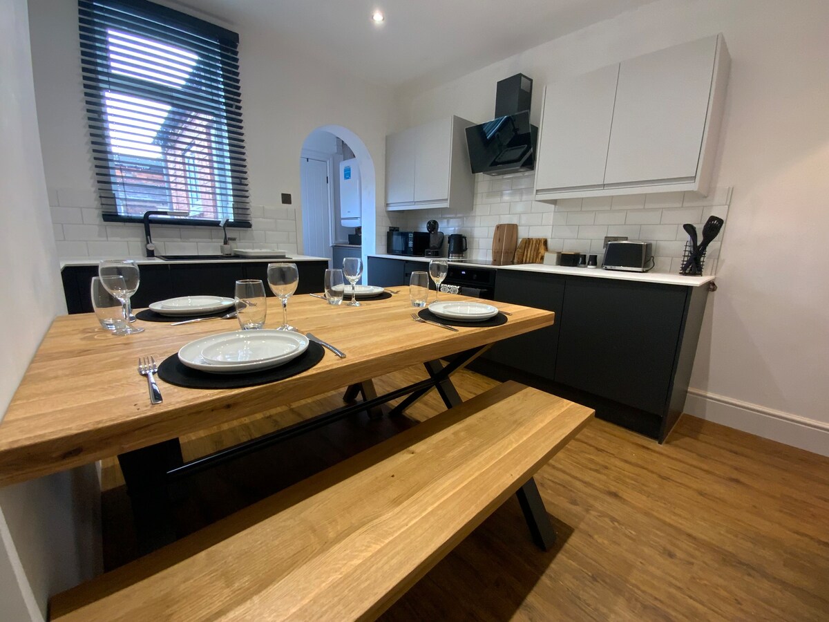 Centrally located to the city of Lincoln sleeps 4