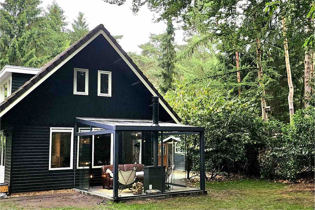 Luxe houten huis (2-8p) in bos + hottub