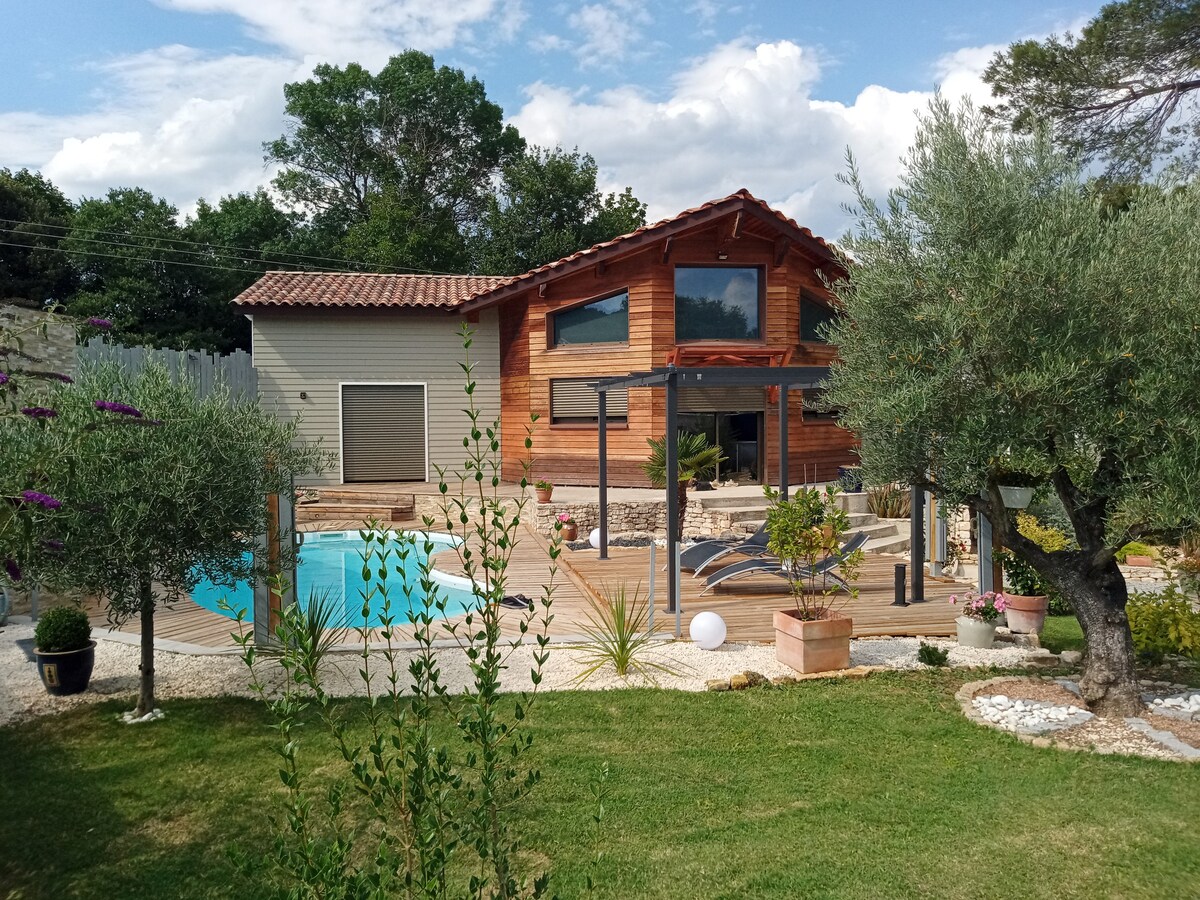 Uzès : Maison avec piscine et espaces de verdure