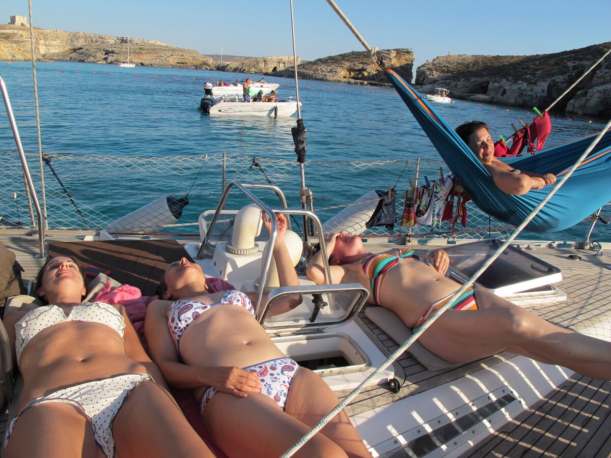 Stay and sail around the islands of Lefkada, Itaka