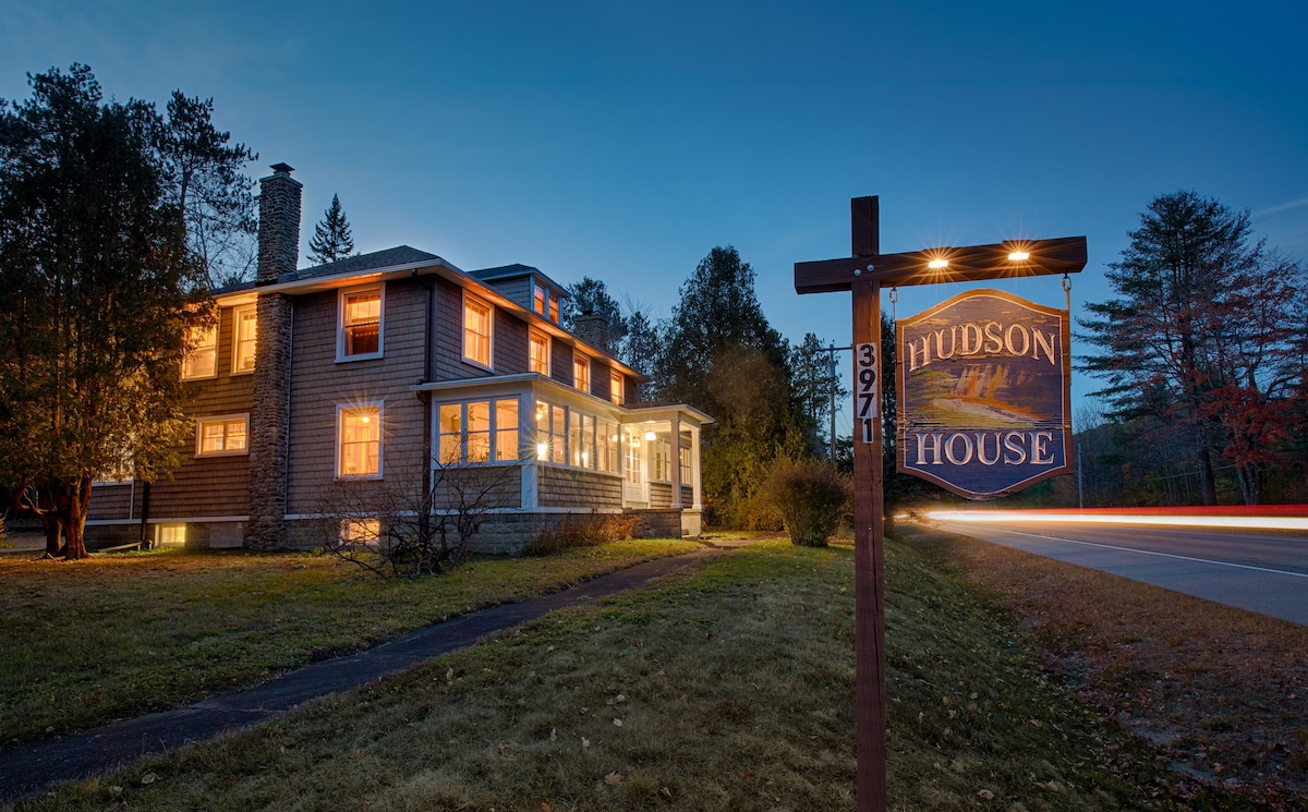 全新！历史悠久的「Hudson House」， 3英亩by Gore Mtn