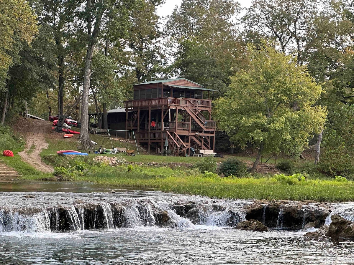 米拉米奇瀑布（ Miramichee Falls ）河畔❤️小木屋。