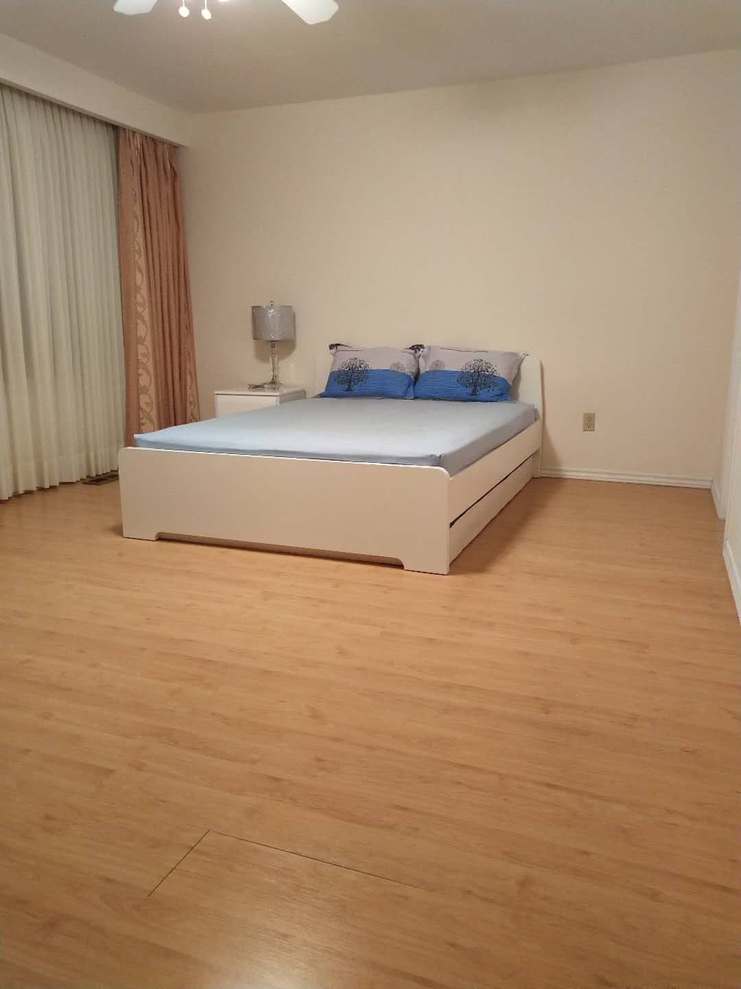 North York Queen bed &parking Room A