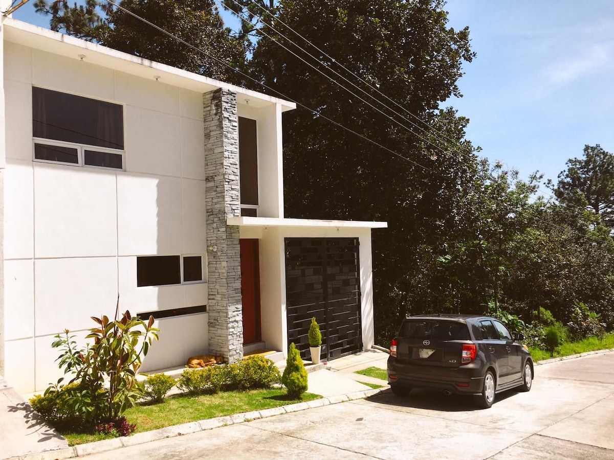 Moderna casa cerca del bosque, vista a la ciudad