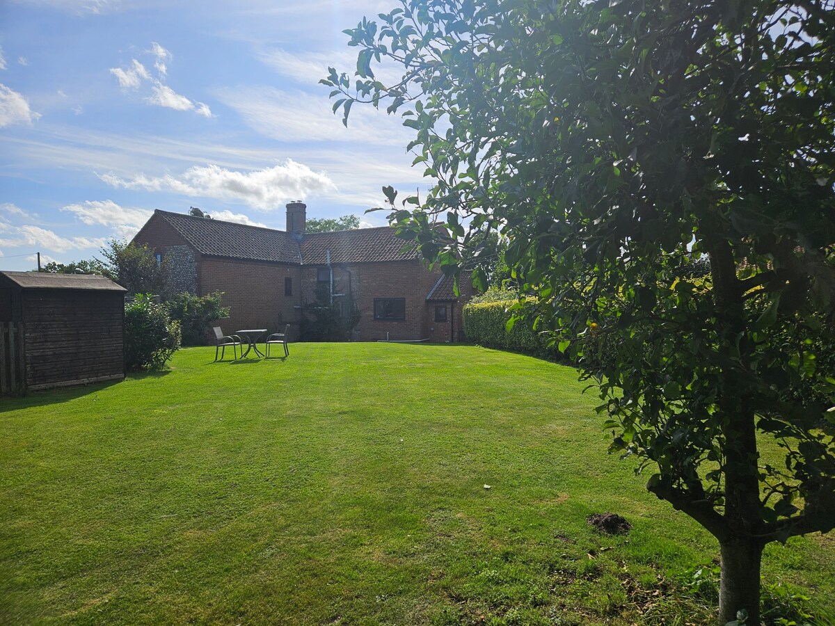 Norfolk Cottage with Large Garden & Hot Tub