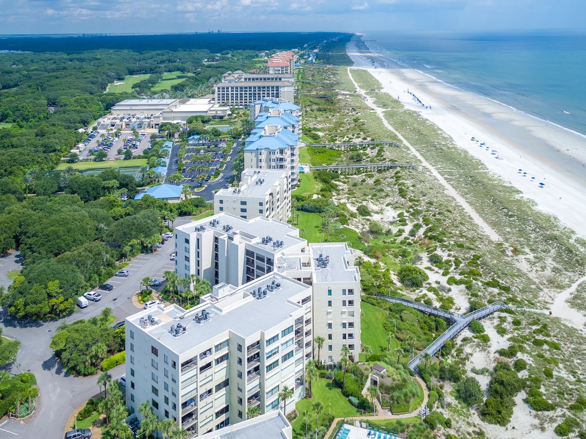 Immaculate OCEANFRONT condo steps from the Ritz!