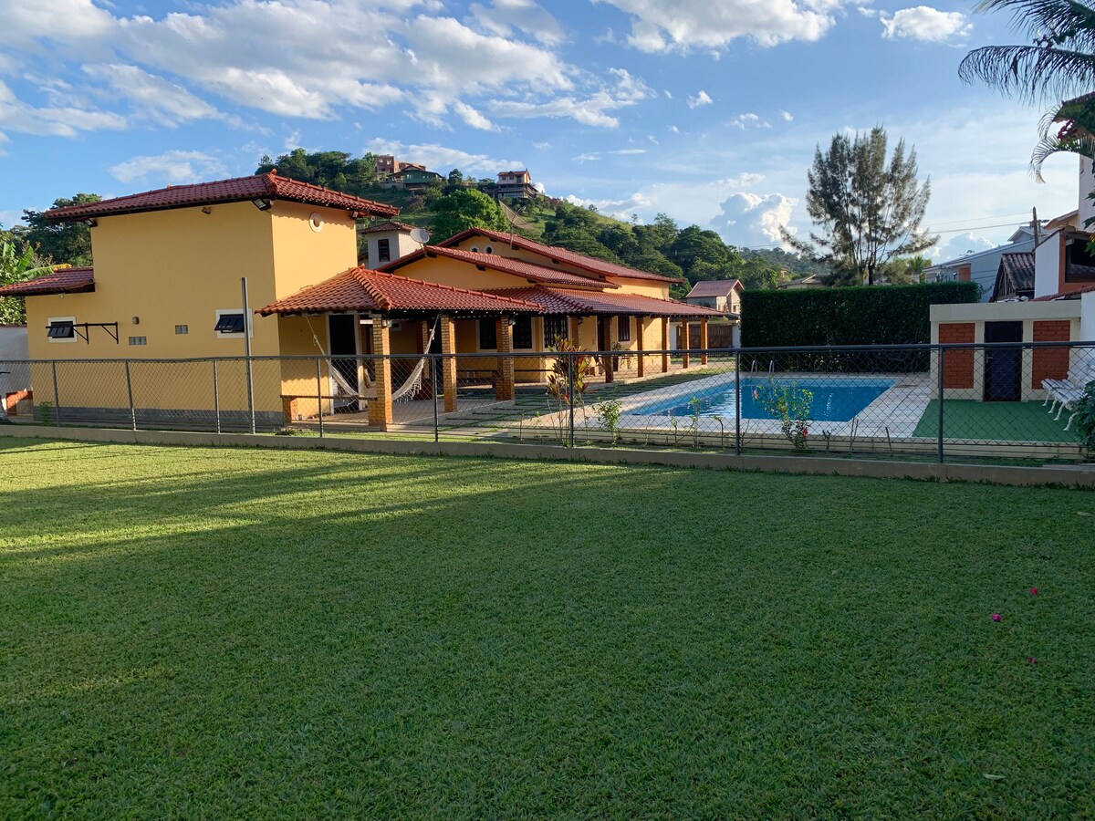 Casa em Ipiabas com piscina e campo de futebol.
