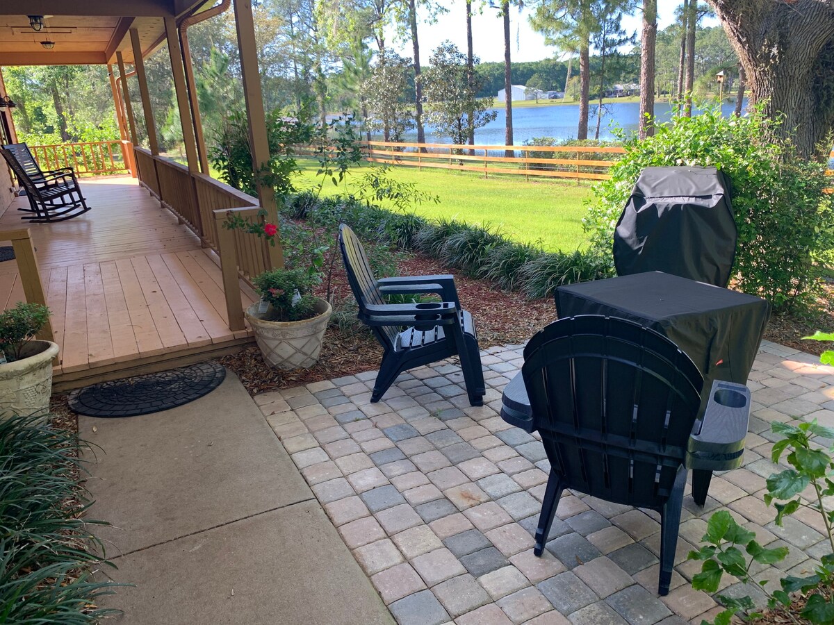 Country cabin on lake, game room, kayaks, fire pit