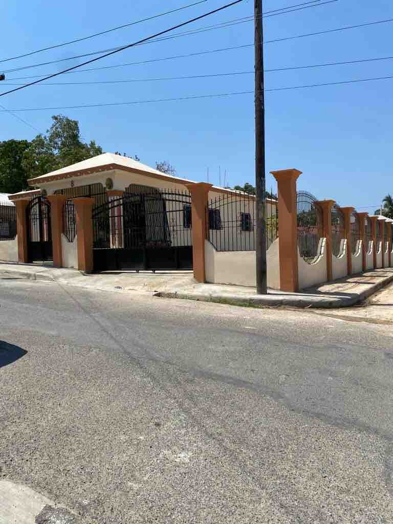 Cheerful 3 bedroom home in Montecristi.