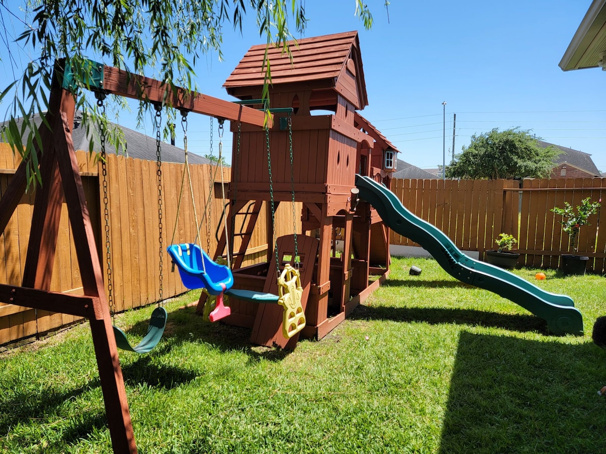 Richmond Oasis Covered patio w playset Westpark 99