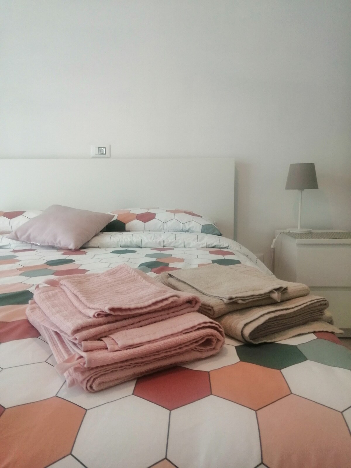 特拉蒙塔纳卧室-带独立卫生间的双人床