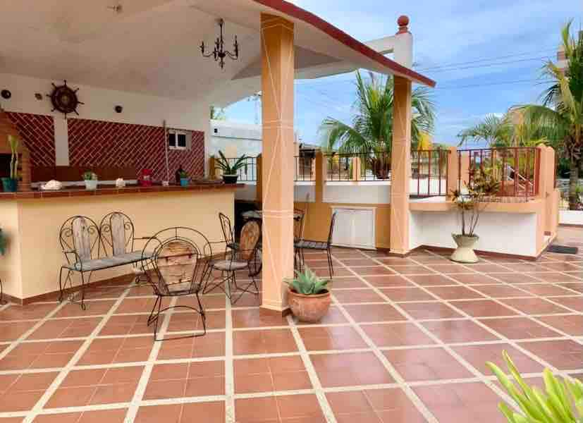 Casa grande con piscina ideal para familias.