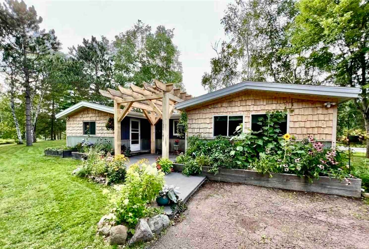 Modern Nelson Lakefront Cabin with Private Dock