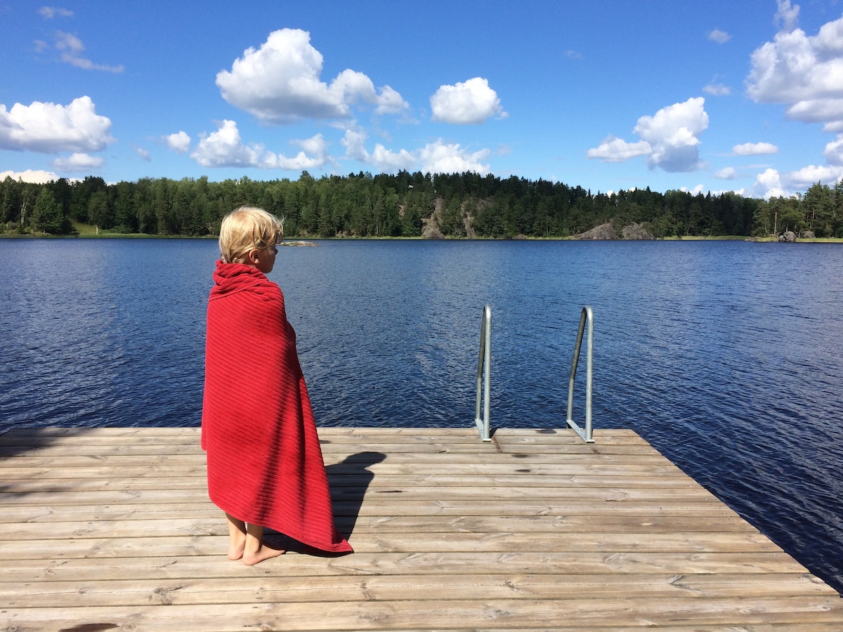 房源靠近美丽的湖泊，距离斯德哥尔摩40分钟路程
