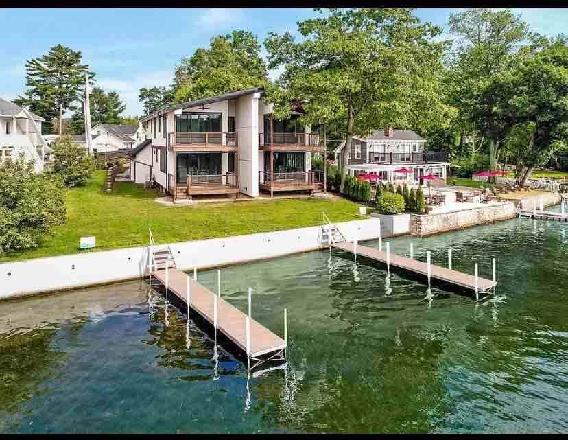 Cheerful 4 bedroom, lake-front vacation home