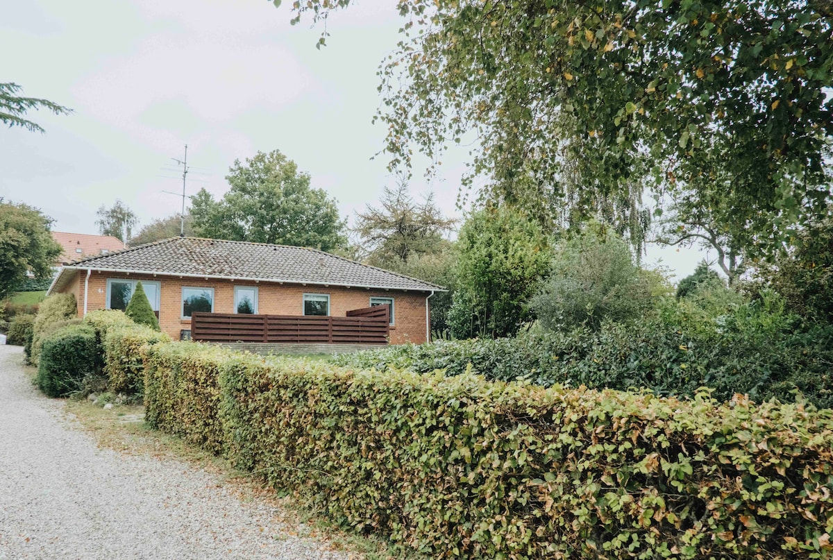 Hyggeligt feriehus tæt på sø, skov og strand