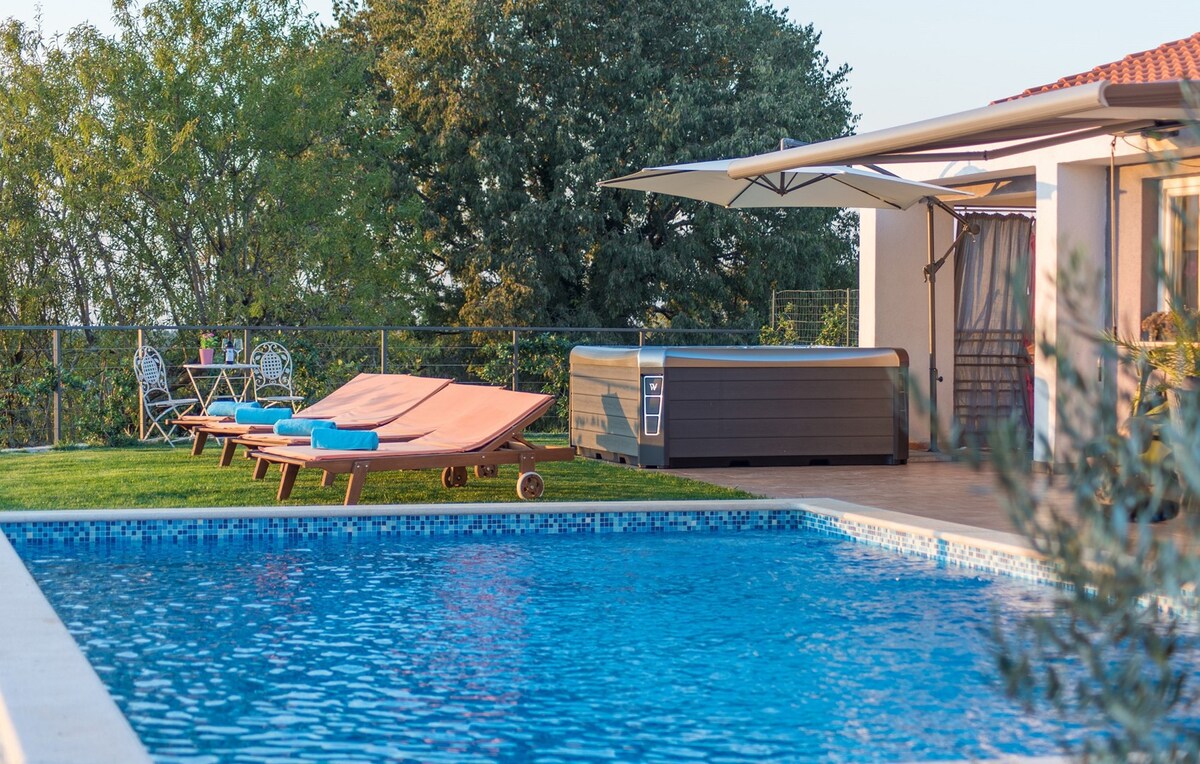 Villa di Rovigno with Pool and Whirlpool
