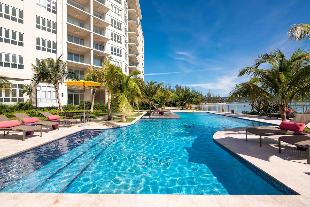 豪华精致的海滨和游泳池公寓。