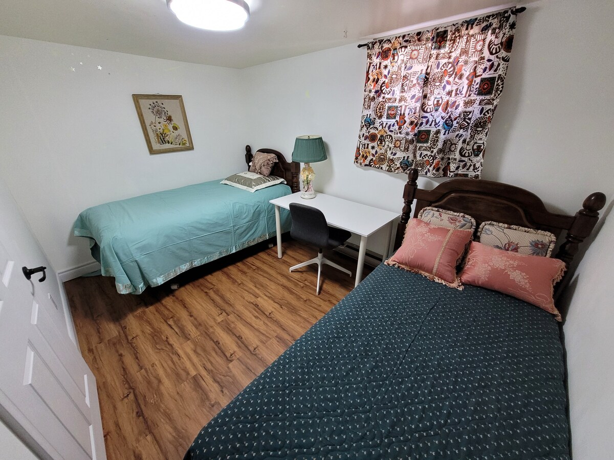 cozy room 4/walk out basement /private room
