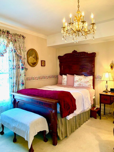 黄铜菠萝旅馆维多利亚式双人床房