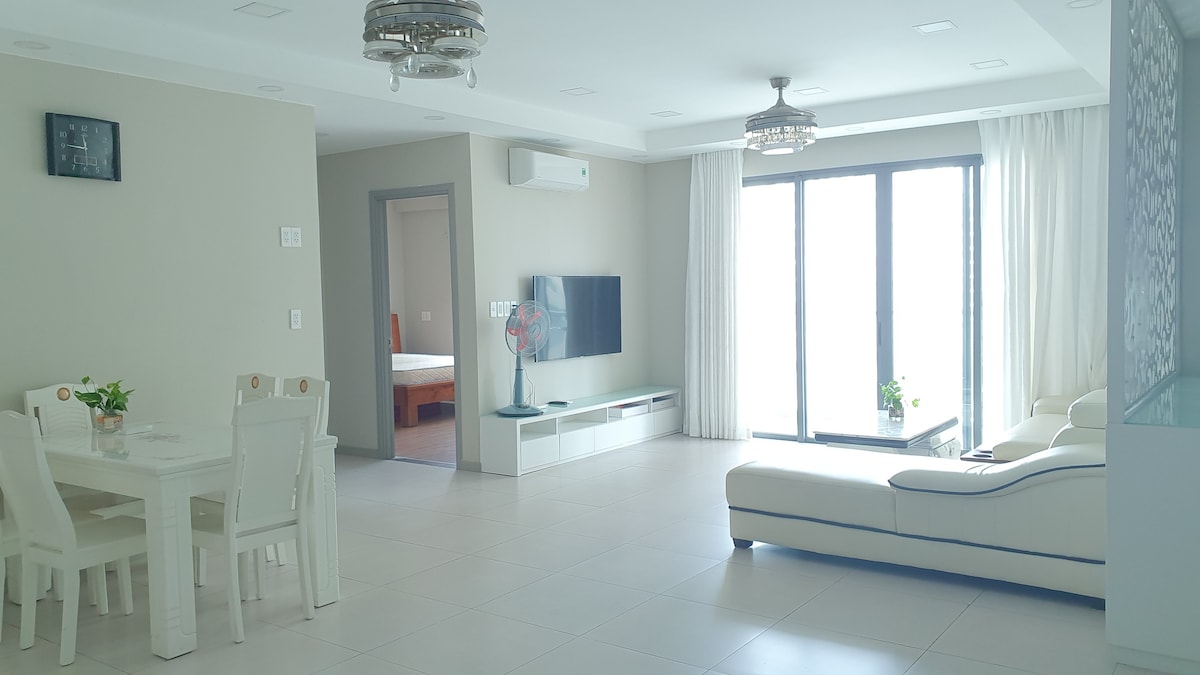 3BR,2WC,131m2,balcony,Free Pool/Gym near Ben Thanh