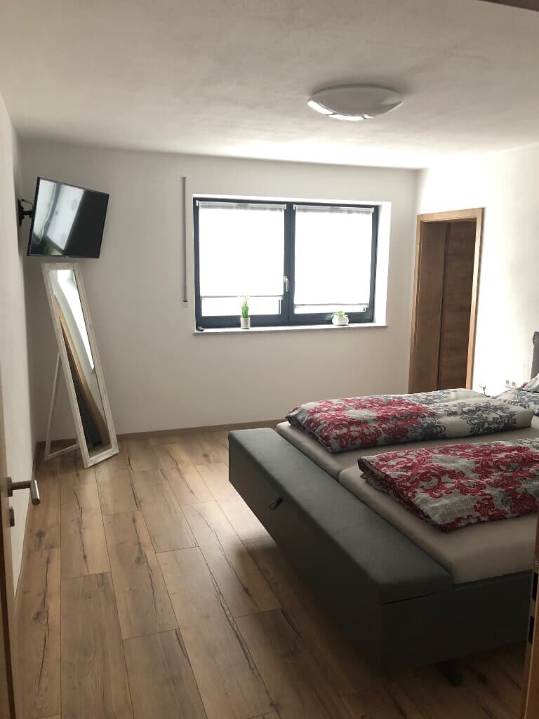 Landhaus Stadlhof (Neukirchen-Balbini), Luxuriöse Ferienwohnung 2 mit Terasse,WLAN und Wellness-Bereich