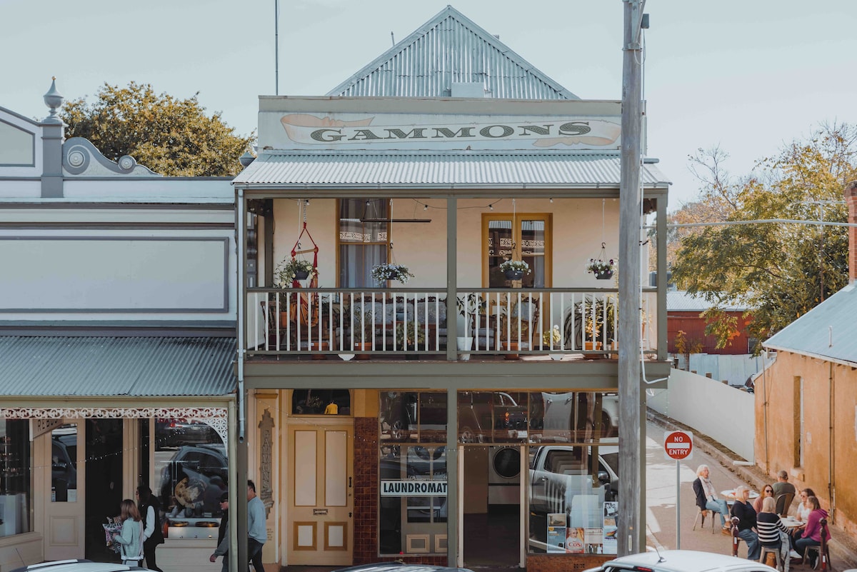 Historic Gammons Stunning Balcony Views Central