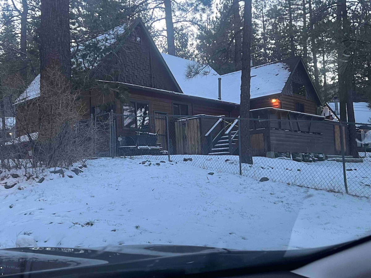 Big Buck Cabin. fireplace, 5 min to mountain high