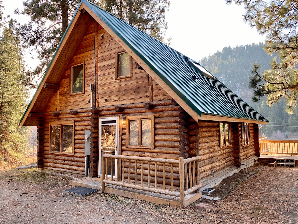 Secluded Log Cabin With Mountain and Ranch Views