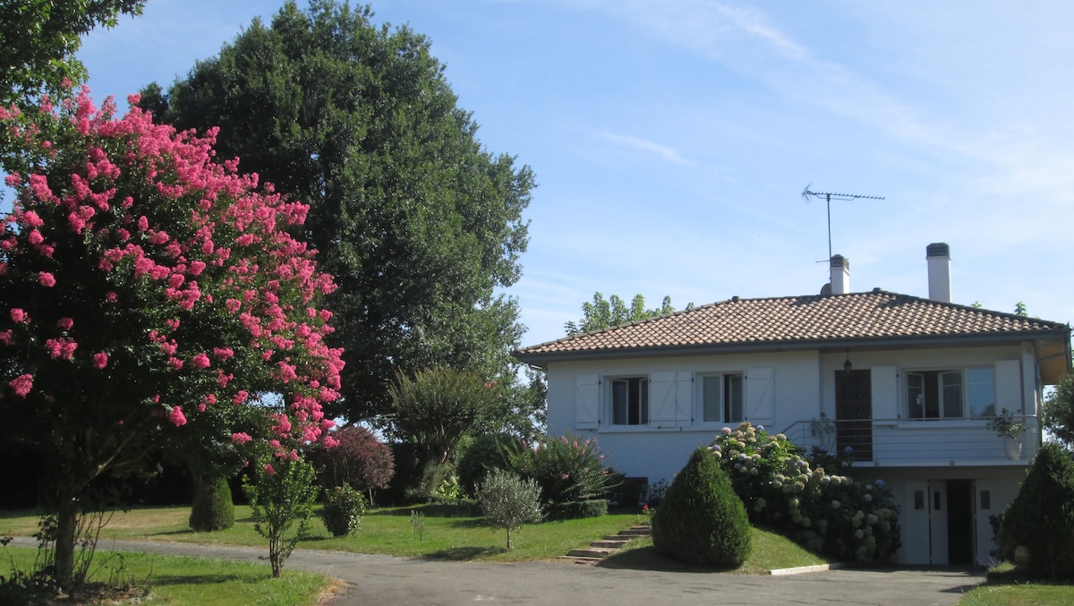 SALIES DE BEARN    Maison dans un cadre champêtre.