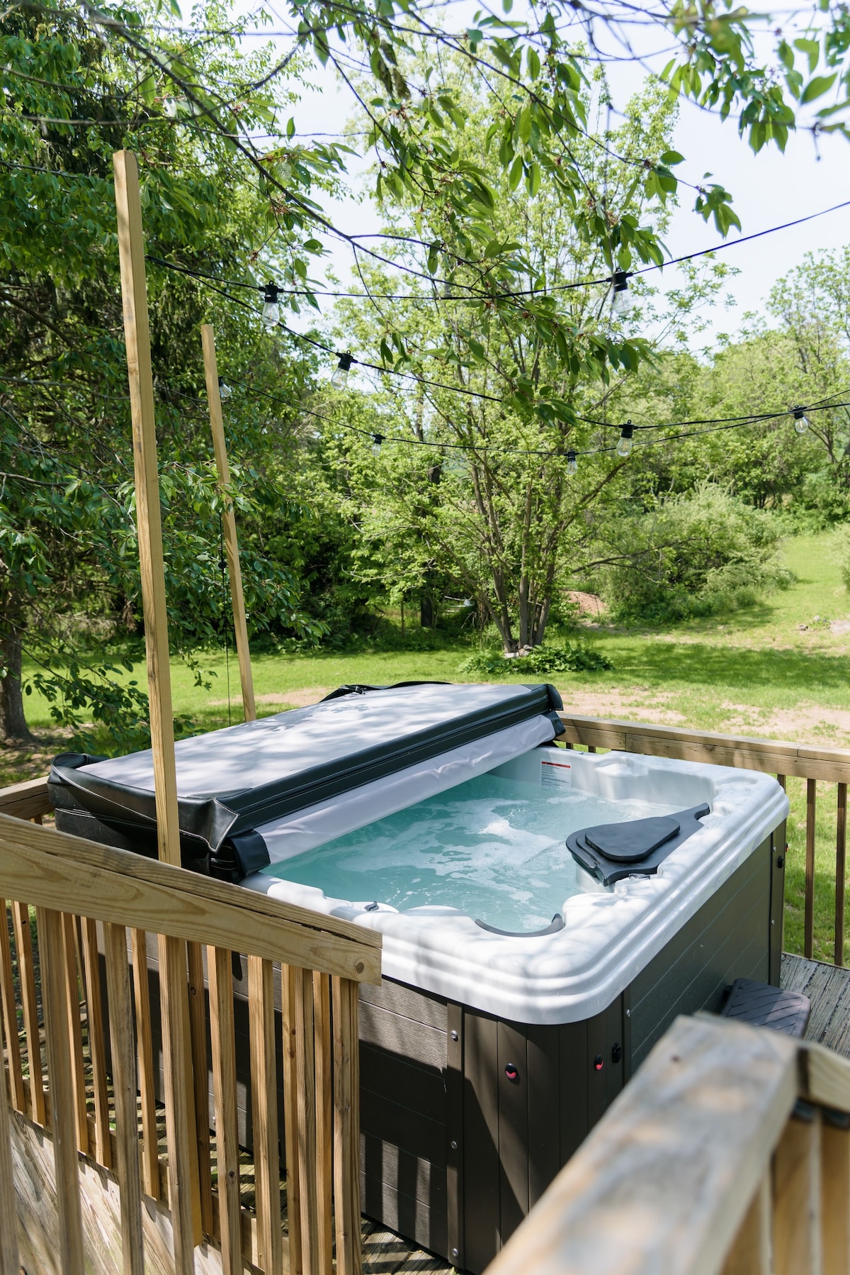 Peaceful getaway, hot tub & fireplace