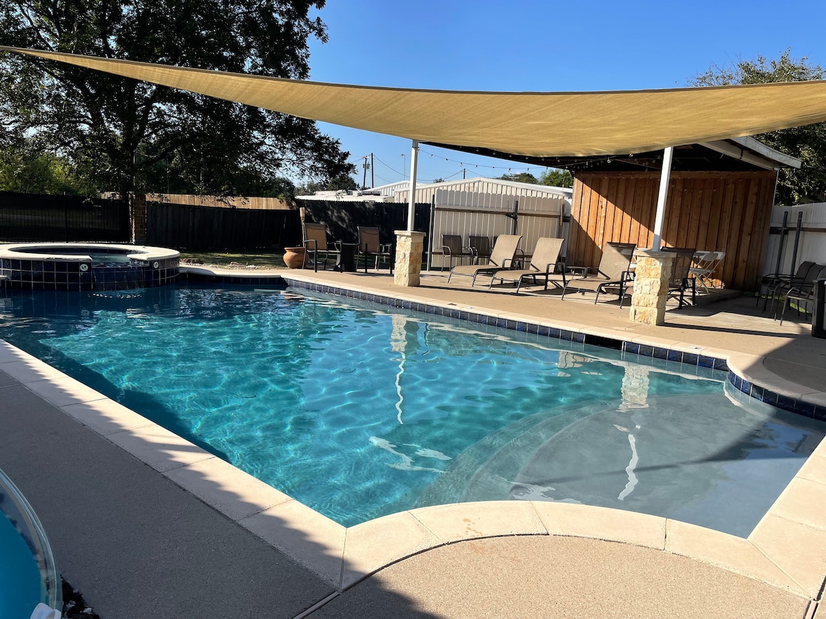 Private Heated Pool & Hot Tub! Newly Remodeled!
