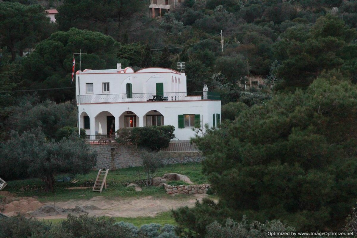 Piano Terra in Villa sul mare con campo da tennis