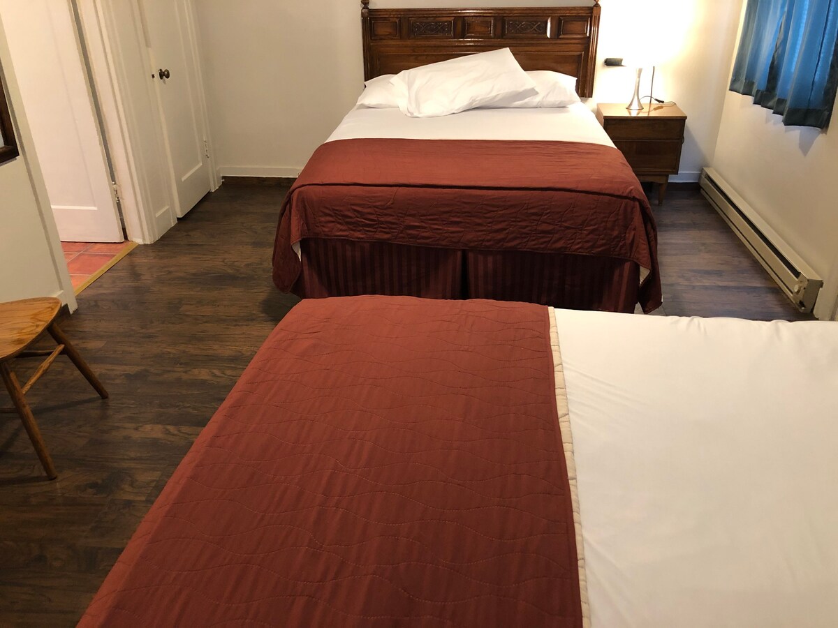 Angeles Motel - Queen Room with Two Queen Beds
