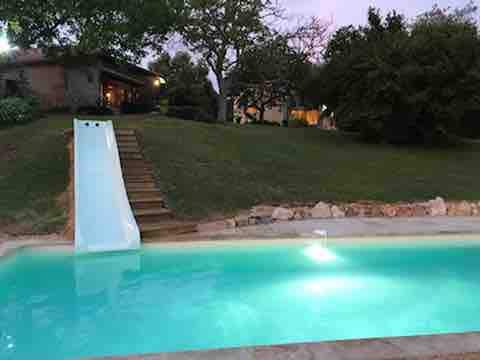 Maison à la campagne avec piscine et toboggan