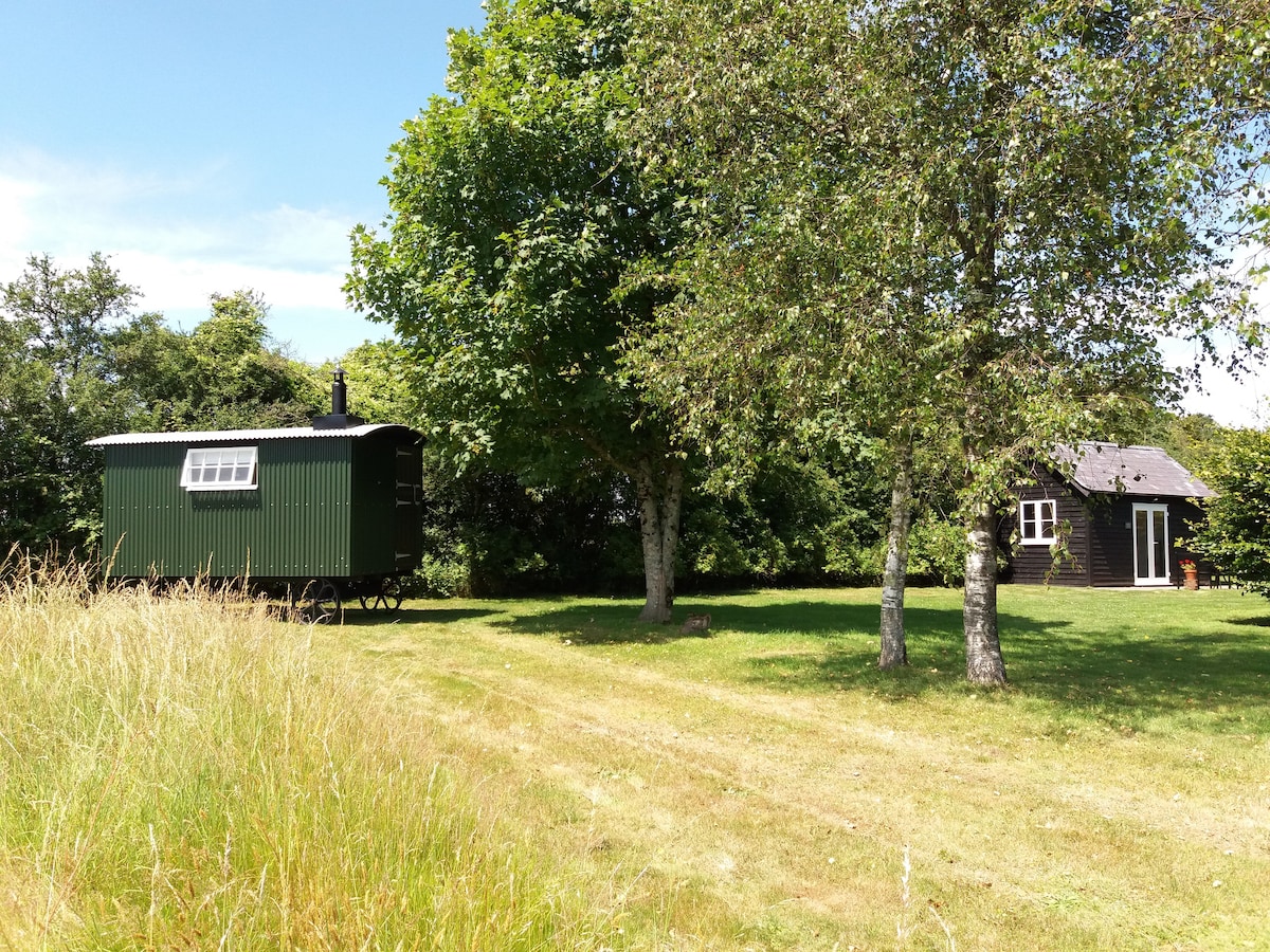 Shepherds Hut, views, private field & facilities